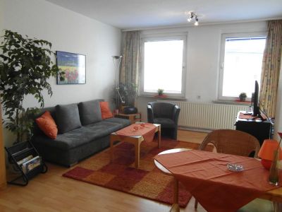 Wohn-Schlafzimmer mit Blick auf Fenster