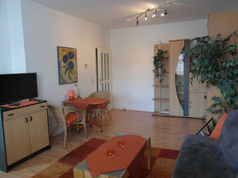 Hannover Messewohnung & Ferienwohnung Krüger: Wohn-Schlafzimmer mit Blick auf kleinen Esstisch