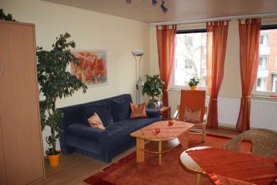 Wohn-Schlafzimmer mit Blick auf die Fenster